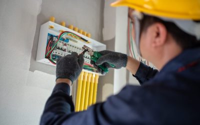 Miért éri meg villanyszerelőt hívni – és nem csak „csináljuk magunk” alapon nekiállni?